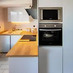 Beachfront Marilous House - Getaway *