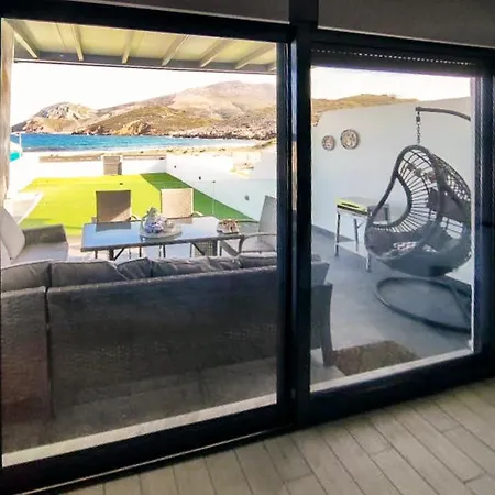 Semesterbostad Beachfront Marilous House - Getaway