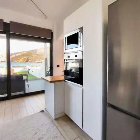 Beachfront Marilous House - Getaway